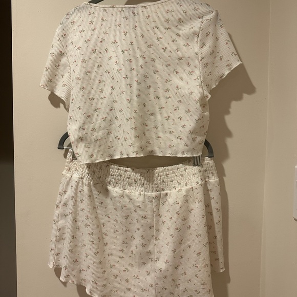 Princess Polly lounge/sleeper set of crop top and boy shorts. - Picture 2 of 7